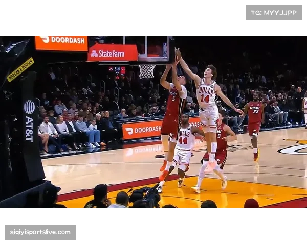 特写镜头:文班亚马追身封盖后迅速参与快攻,完成空中接力